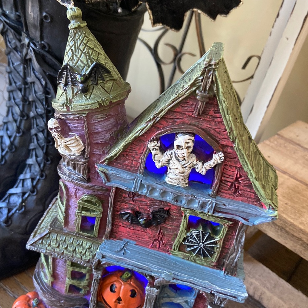 NEW! Spooky Cute Lighted Haunted Mummy Mansion Halloween Holiday Village House - Picture 4 of 11